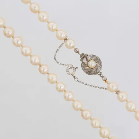 Pärlcollier med odlade pärlor Ø6-7mm, längd 49,5cm, säkerhetskedja, några pärlor skadade, lås i vitmetall och silver 835/1000 Vikt: 28,5 g