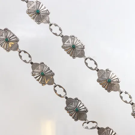 Collier med gröna stenar, längd 70cm, bredd 2,8-19,7mm, 925/1000 silver. Vikt: 68,1 g