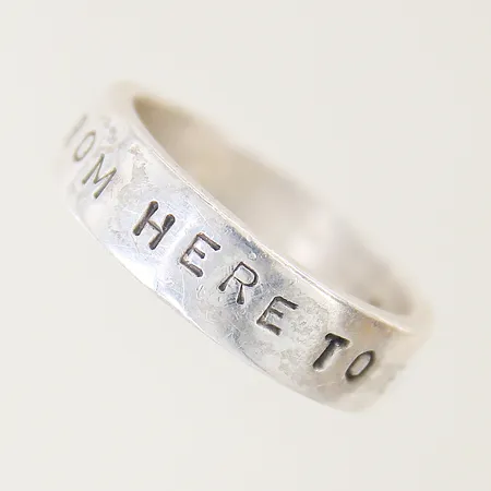 Ring med blå syntetisk spinell stl:16¾ bredd 4,6-8mm, nagg på sten, 18K Vikt: 13,9 g