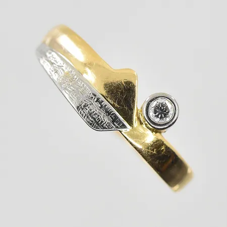 Ring med diamant ca 0,04ct stl:19, bredd 2-7mm, gravyr, gulguld/vitguld, 18K. Vikt: 3 g