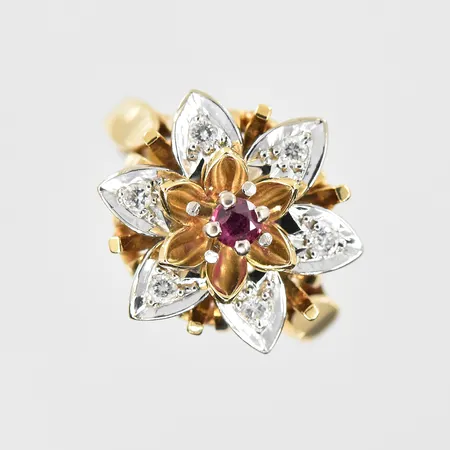 Ring med diamanter 6x0,02ct samt rubin ca 0,10ct, stl:18½, bredd 3-17mm, gulguld/vitguld, 18K. Vikt: 8 g