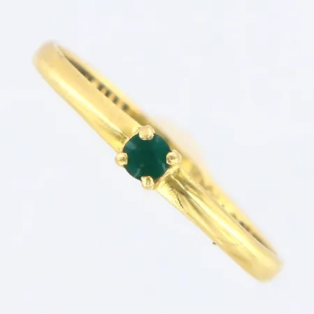 Ring med grön sten stl: ca 16½, bredd: 1-2mm, skev, 18K Vikt: 0,7 g