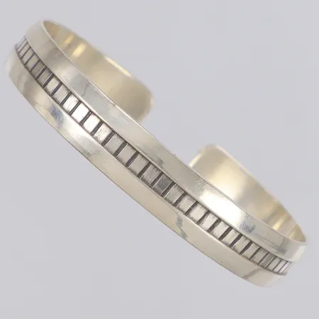 Stelt armband Kalevala Koru Oy, Helsingfors 1966, Ø6cm, innermått 17cm, bredd 10mm, silver 916/1000 Vikt: 21,2 g