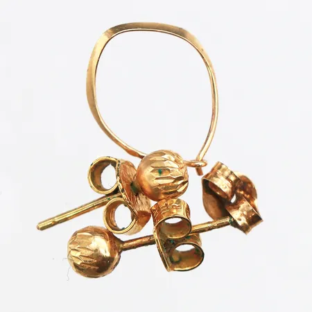 Diverse guld, defekter, ojämnheter, 18K. Vikt: 0,8 g