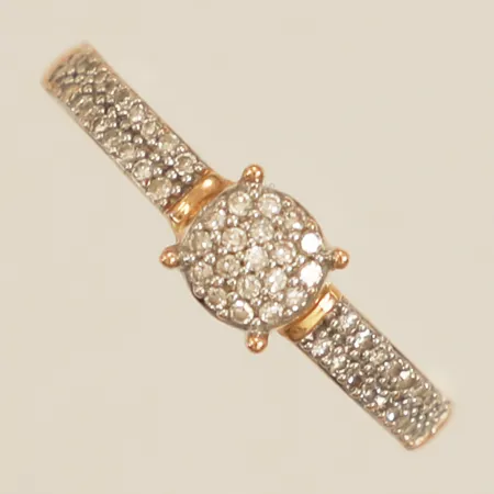 Ring med diamanter ca 55x0,001ct stl:16½, bredd 1,6-4,7mm 18K Vikt: 1,8 g