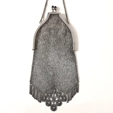Aftonväska med blå stenar, längd 21cm exklusive handtag, bredd 8,5cm, reglerbar längd på handtag, tappat fäste från ram i sidorna, mindre hål, silver 830/1000 Vikt: 105,9 g