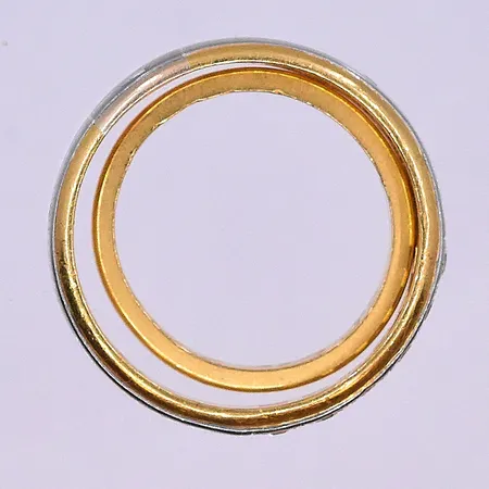 Armring öppningsbar stl:62x52 mm, bredd 6 mm ihålig 18K. Vikt: 15,1 g