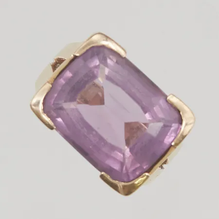 Ring med ametist stl:16¾ bredd 13mm 14K 9,1g.