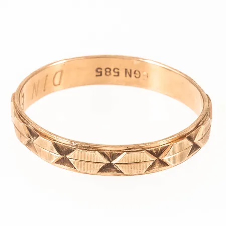 Ring mönstrad stl:21 bredd 4mm, missformad, gravyr, 14K 2,8g.