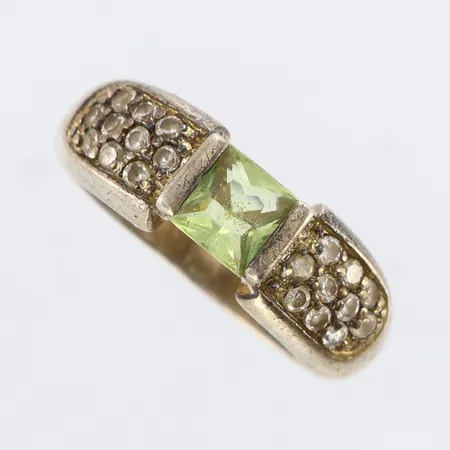 Ring med grön och vita stenar, stl:18¾, bredd: 4,5-8mm, repig, 925/1000 silver Vikt: 6,2 g