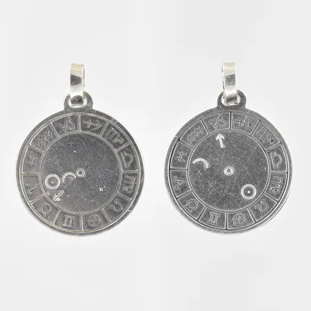 2 hängen med stjärntecken längd 25mm, Ø20mm, silver 830/1000. Vikt: 7,1 g