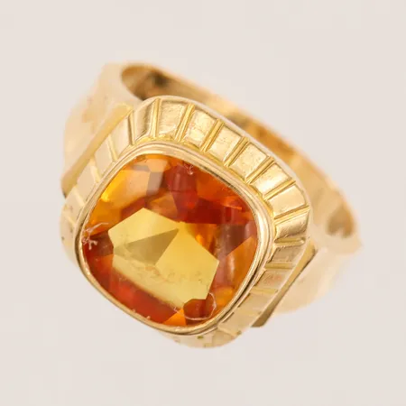 Ring med syntetisk gul safir, stl: 17, 18K guld Vikt: 4,7 g