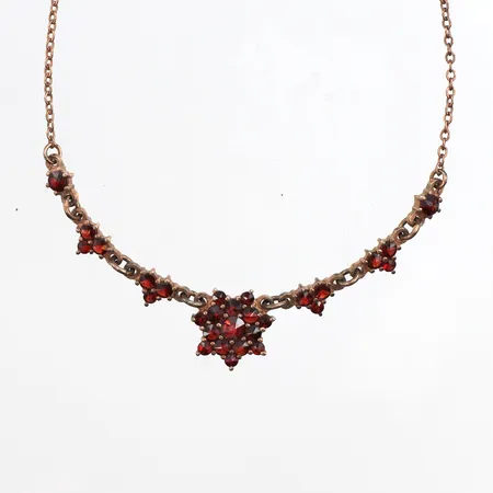 Collier med granater, längd 40cm, bredd 1,5-12,4mm, förgylld metall, knut på kedjan.