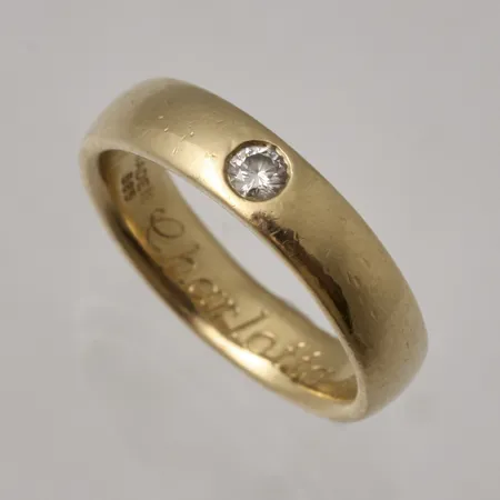 Ring stl:17, bredd 3,7mm, 1st vit sten, personlig gravyr, 14K, 5,08g.