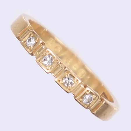 Ring med diamanter totalt 0,08ctv enligt gravyr stl:16¾ bredd 2,5mm, gravyr 18K Vikt: 2,7 g