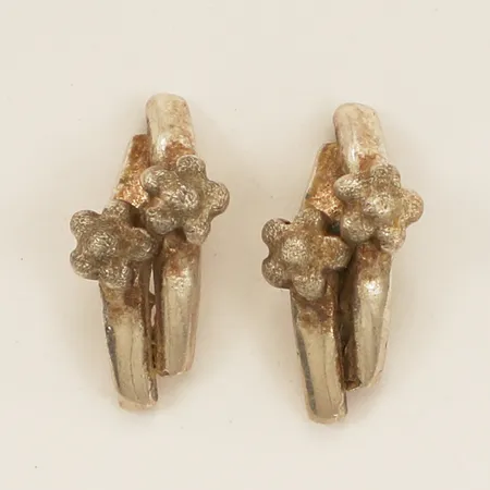 Ett par örhängen med blommor längd 13,8mm, bredd 6,2mm silver 925/1000 Vikt: 2,1 g