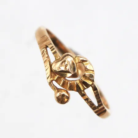 Ring, stl:16¾, bredd 1,4-7,7mm, 18K. Vikt: 1,5 g