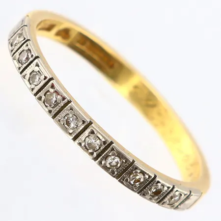 Ring med diamanter 12 x ca 0,005ct stl: 18¼, bredd: 2mm, vitgulds detalj, gravyr, 18K Vikt: 2,5 g