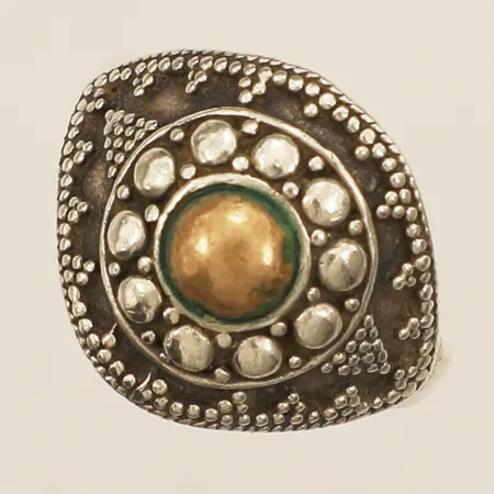 Ring med mönsterdekor stl:18½, bredd 2,6-17mm skev skena silver 925/1000 Vikt: 5,4 g