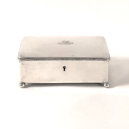 Skrin med grön sammet invändigt, längd 14,5cm, bredd 10,5cm, höjd 5cm, K Anderson, Stockholm år 1931, monogramgravyr AM, nyckel saknas, fylld botten, silver 830/1000 Vikt: 461,5 g