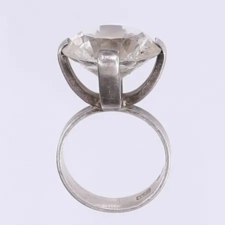 Ring med vit sten stl:15¼ bredd 6-17mm tillv. WRJ Waldemar Ateljé, nagg på sten, sten något lös i fattningen, silver 830/1000 Bruttovikt: 5,9g Vikt: 5,9 g