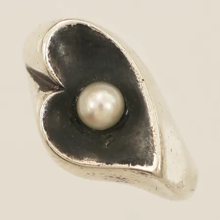 Ring med odlad pärla stl:16, bredd 2-4-10,5mm  Guldvaruaktiebolaget G. Dahlgren & Co Ab år 1958 silver 830/1000 Vikt: 4,4 g