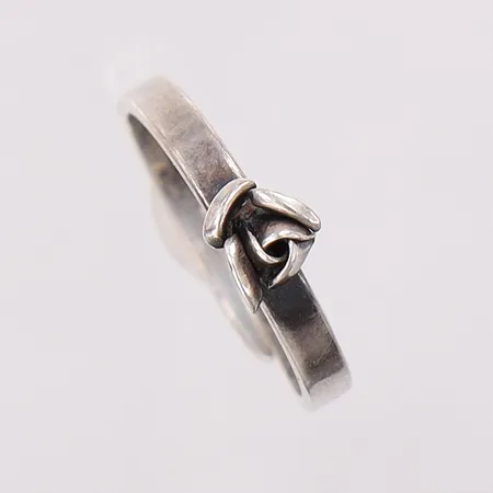 Ring med ros stl:17 reglerbar skena, bredd 2,6-5mm, silver 925/1000 Vikt: 1,7 g