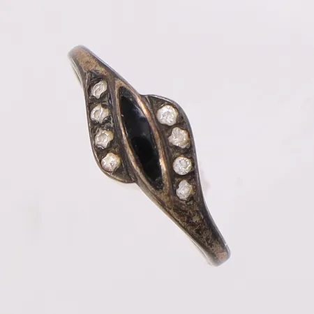 Ring med stenar samt emalj stl:18¾, bredd 1,8-7,6mm, silver 835/1000 Vikt: 1,6 g