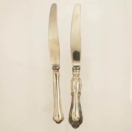 Två matknivar modell: Chippendale samt Olga GAB ÅR 1995 silver 830/1000 Vikt: 152,5 g