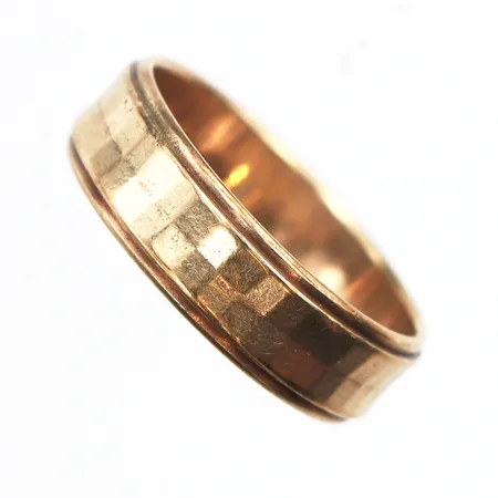Ring, stl:18, bredd 6mm, gravyr, 9K. Vikt: 3,7 g