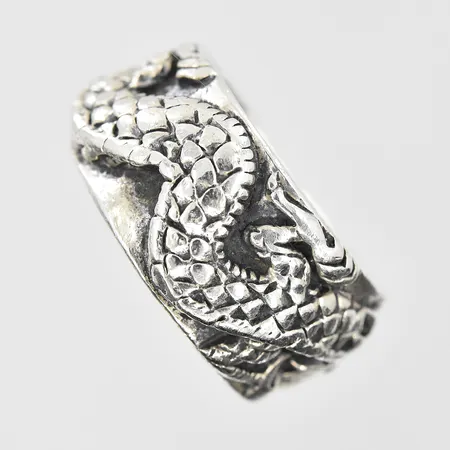 Ring med drakmotiv stl:16¾, bredd 10mm, silver 925/1000. Vikt: 13,1 g