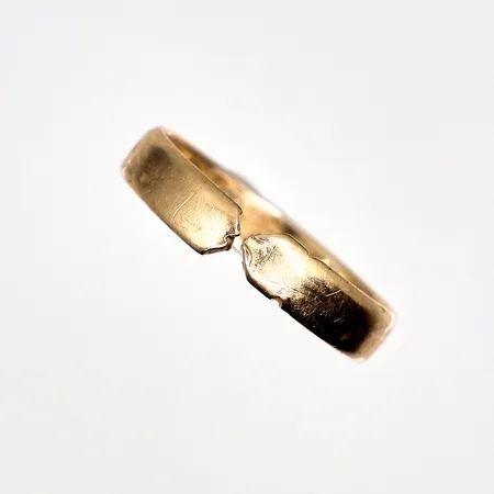 Ring slät defekt avklippt, gravyr 18K Vikt: 3,3 g