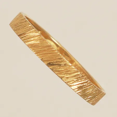 Ring med dekor stl:18¼ bredd 3,0mm Guldkornet Guld & Silversmide år 1984 Sundsvall 18K Vikt: 2 g