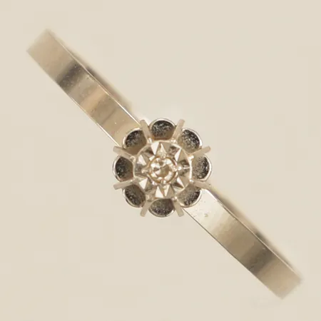 Ring med diamant 1xca0,005ct stl:19 bredd 5,3mm vitguld 18K Vikt: 1,4 g