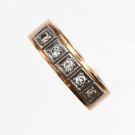 Ring med vita stenar och vitgulds detaljer, stl:15½, bredd 5mm, 14K. Vikt: 4,3 g