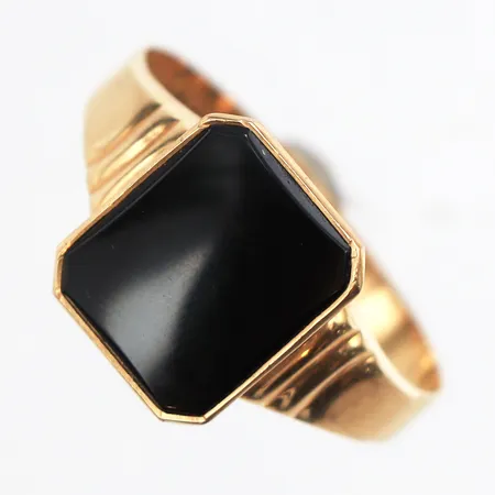 Klackring med onyx, stl:20, bredd 2,8-12,4mm, skev skena, 18K. Vikt: 2,6 g