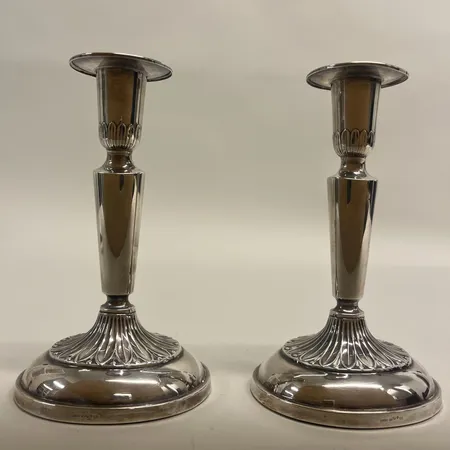 Ett par silverljusstakar på ovala fötter med palmettbård, 15cm, Ceson Guldvaru Ab Göteborg 1962, fyllda, 830/1000 silver, bruttovikt: 401,5 Vikt: 401,5 g