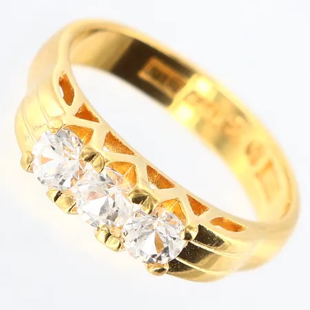 Ring med vita stenar stl: 18¼, bredd: 4-5mm, 18K Vikt: 5,8 g