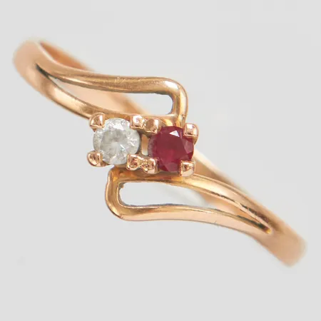 Ring med syntetisk rubin & vit sten stl:17¾, bredd 1,5-8mm, något skev skena, 18K Vikt: 1,5g Vikt: 1,5 g