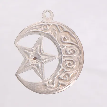 Hänge halvmåne och stjärna, höjd 32,9mm bredd 27,2mm, saknar spetsögla, silver 925/1000 Vikt: 3,1 g