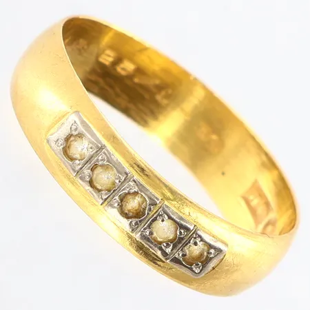 Ring med vita stenar stl: 21, bredd: 6,5mm, gravyr, vitgulds detalj, 18K Vikt: 4,5 g
