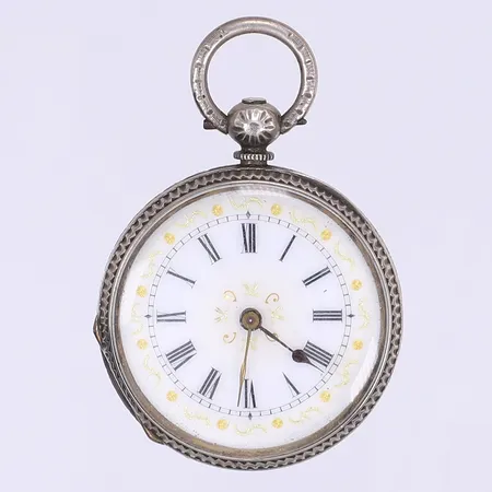 Fickur oidentifierad tillverkare märkt AM Ø39mm, defekt, saknar visare, boett i silver Bruttovikt: 48,5g