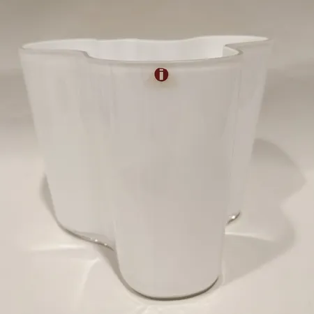 Vas Savoy Iittala design Alvar Aalto höjd 15cm bredd 20cm vitfärgat glas made in Finland etikettmärkt repor på undersida Skickas med postpaket.