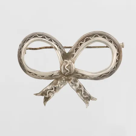 Brosch rosett år 1955, längd 55mm, bredd 40mm, fastlödd nål går ej att öppna, silver 830/1000 Vikt: 20,2 g