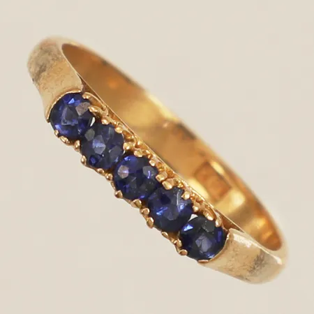 Ring med troligtvis syntetisk safir, stl:17 bredd 3,0mm 18K Vikt: 2,3 g