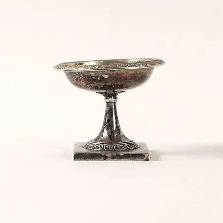 Saltkar på fot Adolf Zethelius år 1820, empire, höjd 6,5cm, Ø7,5cm, förgylld invändigt, något skev, silver 830/1000 Vikt: 63,2 g