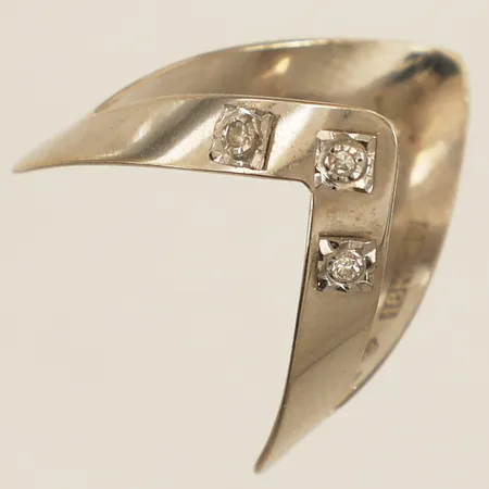 Ring med diamanter 3xca0,02ct stl:ca 18 bredd 5,0mm BEH Bengt Hallberg Guldsmeds AB år 1979 Köping vitguld 18K Vikt: 2 g