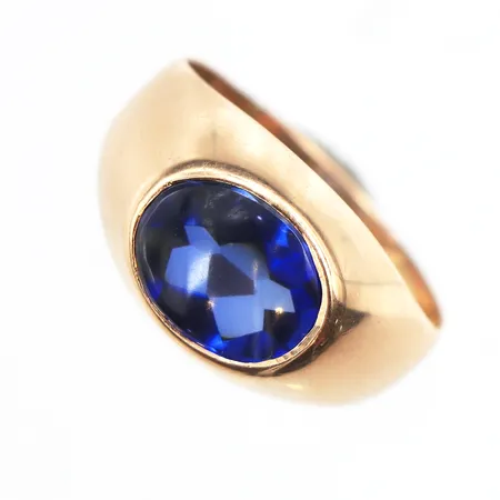 Ring med blå sten, stl:17¼, bredd 3-10,8mm, 18K. Vikt: 4,2 g