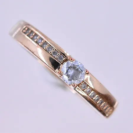 Ring med vita stenar stl:19 bredd 3 mm vitguld 14K. Vikt: 1,9 g