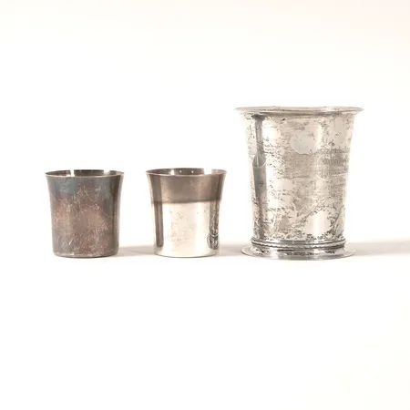 En bägare och två supkoppar, höjd 4,5-8cm, gravyr, silver 830/1000 Vikt: 127,4 g